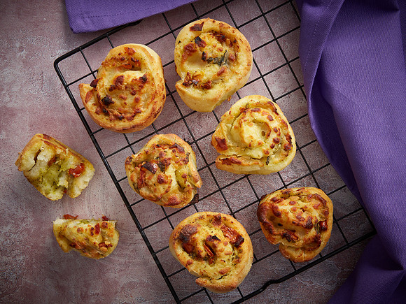 Cheese & Pesto Pinwheels-01